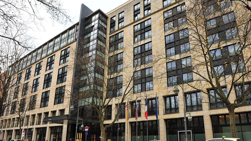 Das Bild zeigt das Hotel Schweizer Hof in Berlin